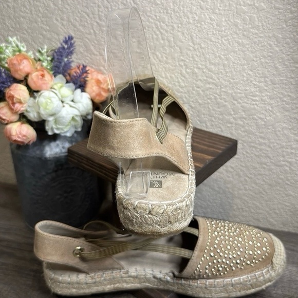 White Mountain Woman’s Suede Khaki Highland Espadrilles Silver Studs Size 8M - Picture 4 of 10